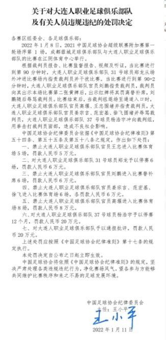 H是一名温和但却有些刻板的;007式特工，泰莎;汤普森饰演的莫莉则是一名知道外星人存在并决心加入黑衣人组织的年轻女性